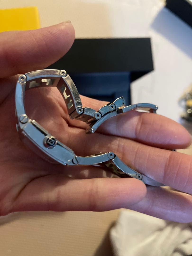 FENDI ロゴ入りスクエア型ピンク 腕時計 シルバー