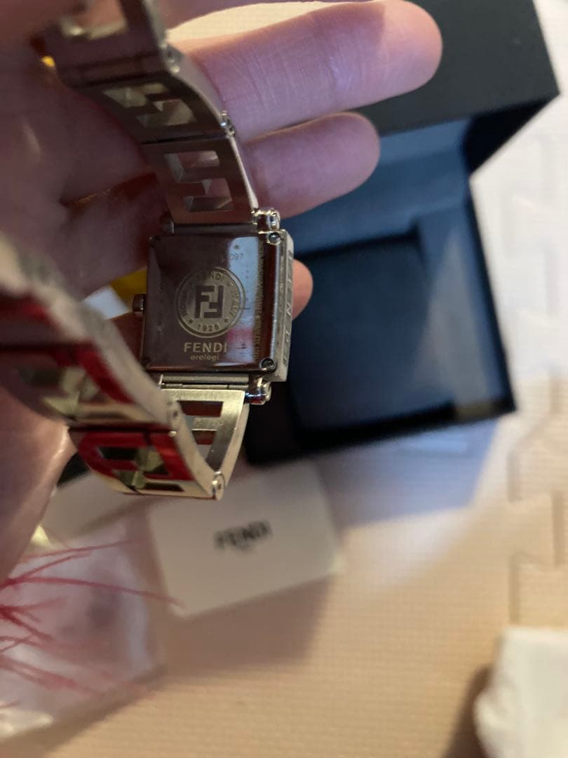 FENDI ロゴ入りスクエア型ピンク 腕時計 シルバー