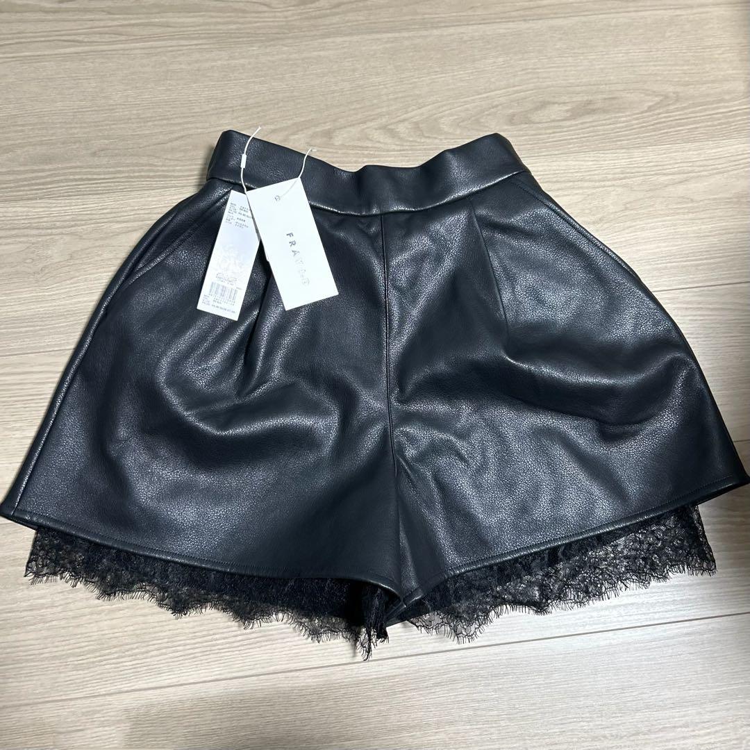 FRAY I.D レースヘムレザーライクショートパンツ　黒
