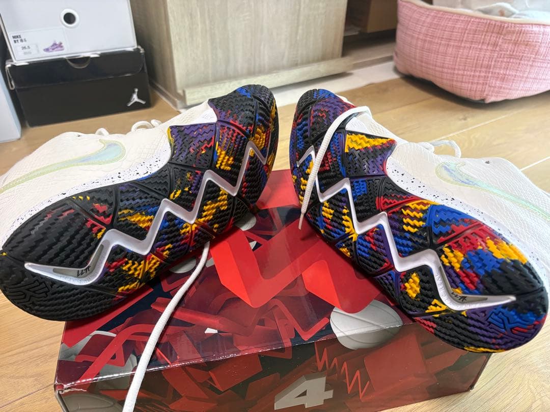 カイリー4 NCAA Nike Kyrie 4 ホワイト/マルチカラー