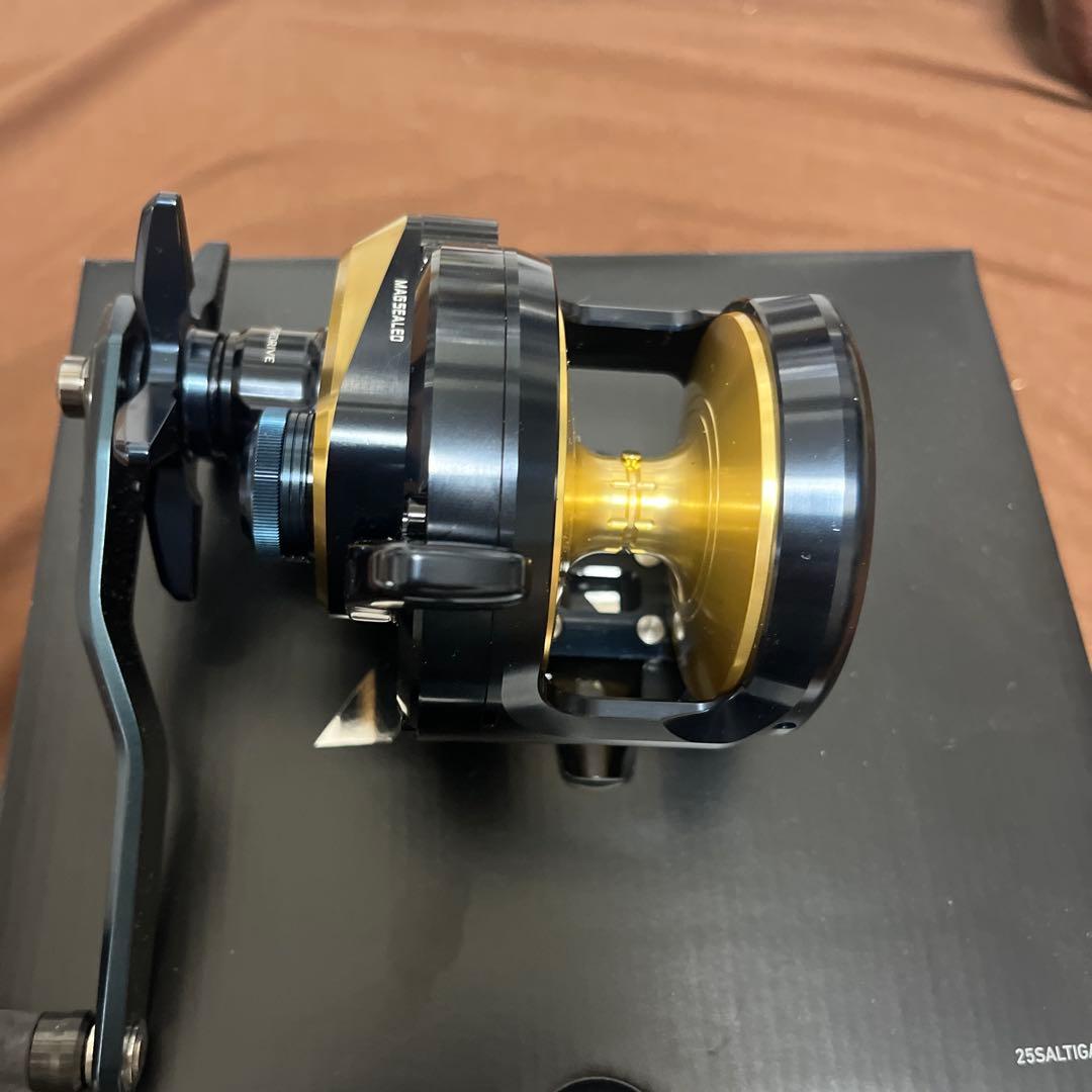 【値下】　新品.未使用　ダイワ SALTIGA 35 L ベイトリール