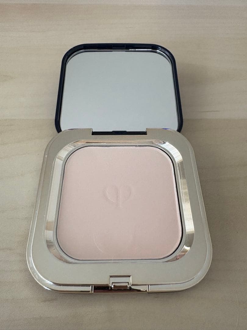 クレ・ド・ポーボーテ　プードルコンパクトエサンシエルn