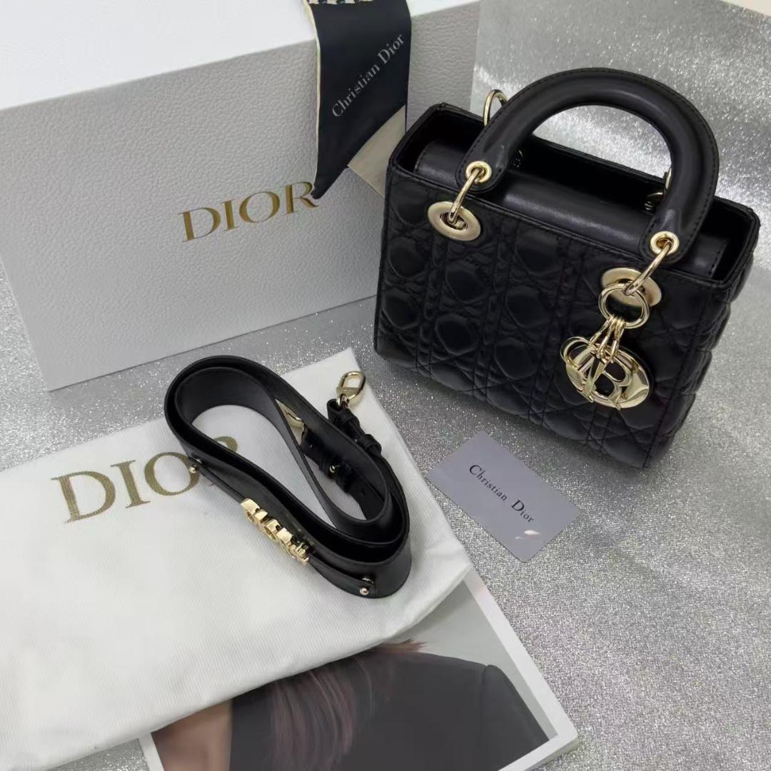 黒いバッグです