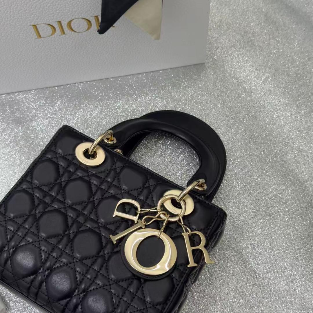 黒いバッグです