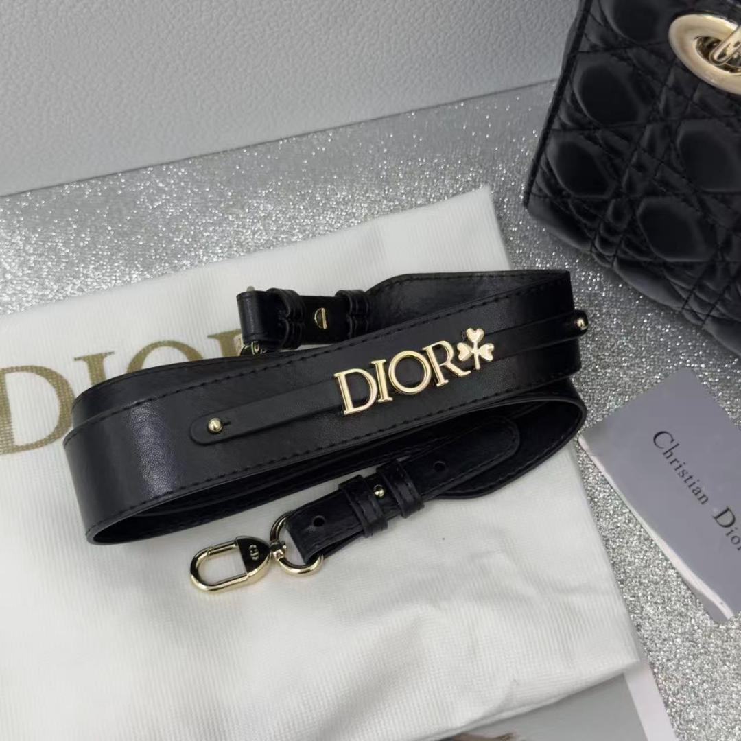 黒いバッグです