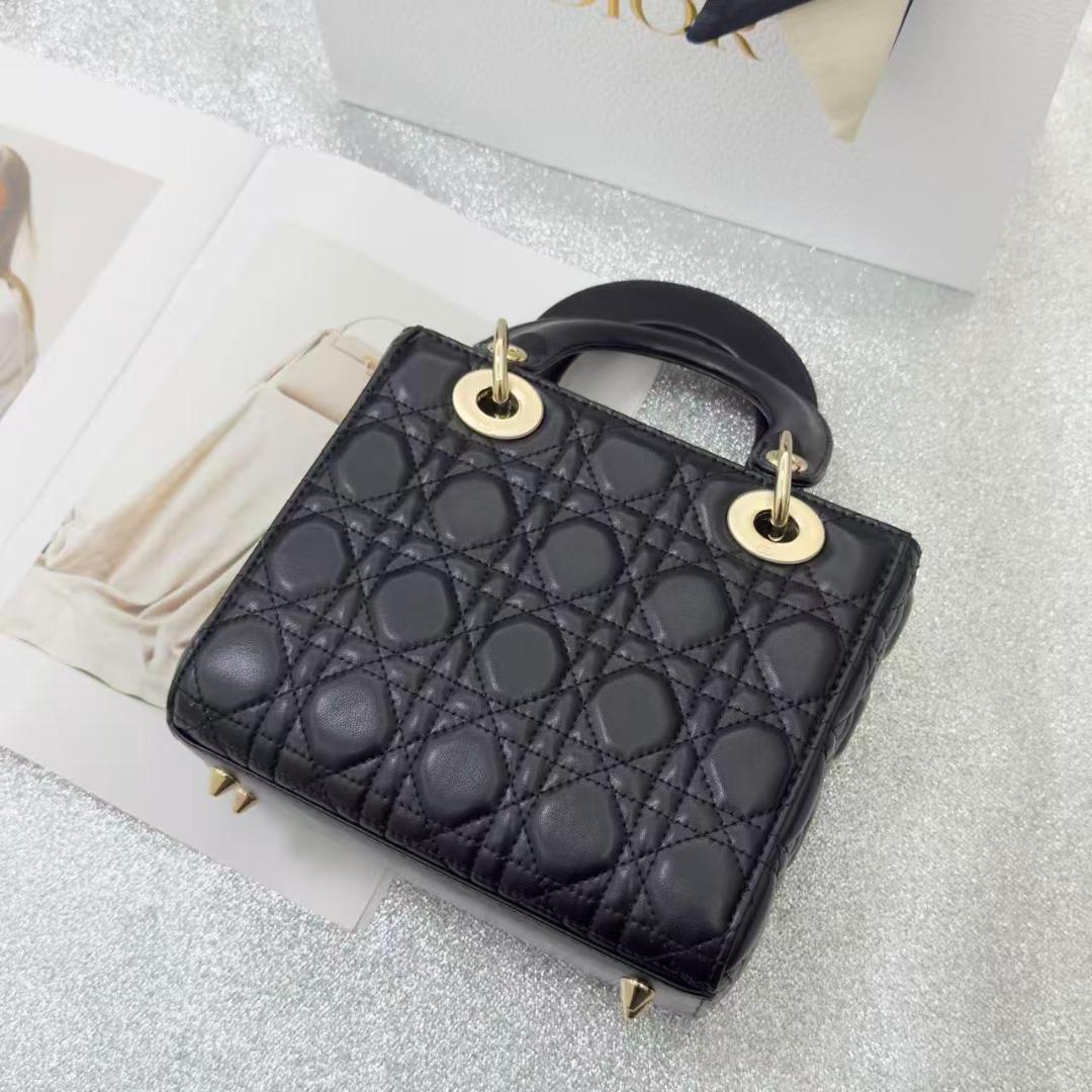 黒いバッグです