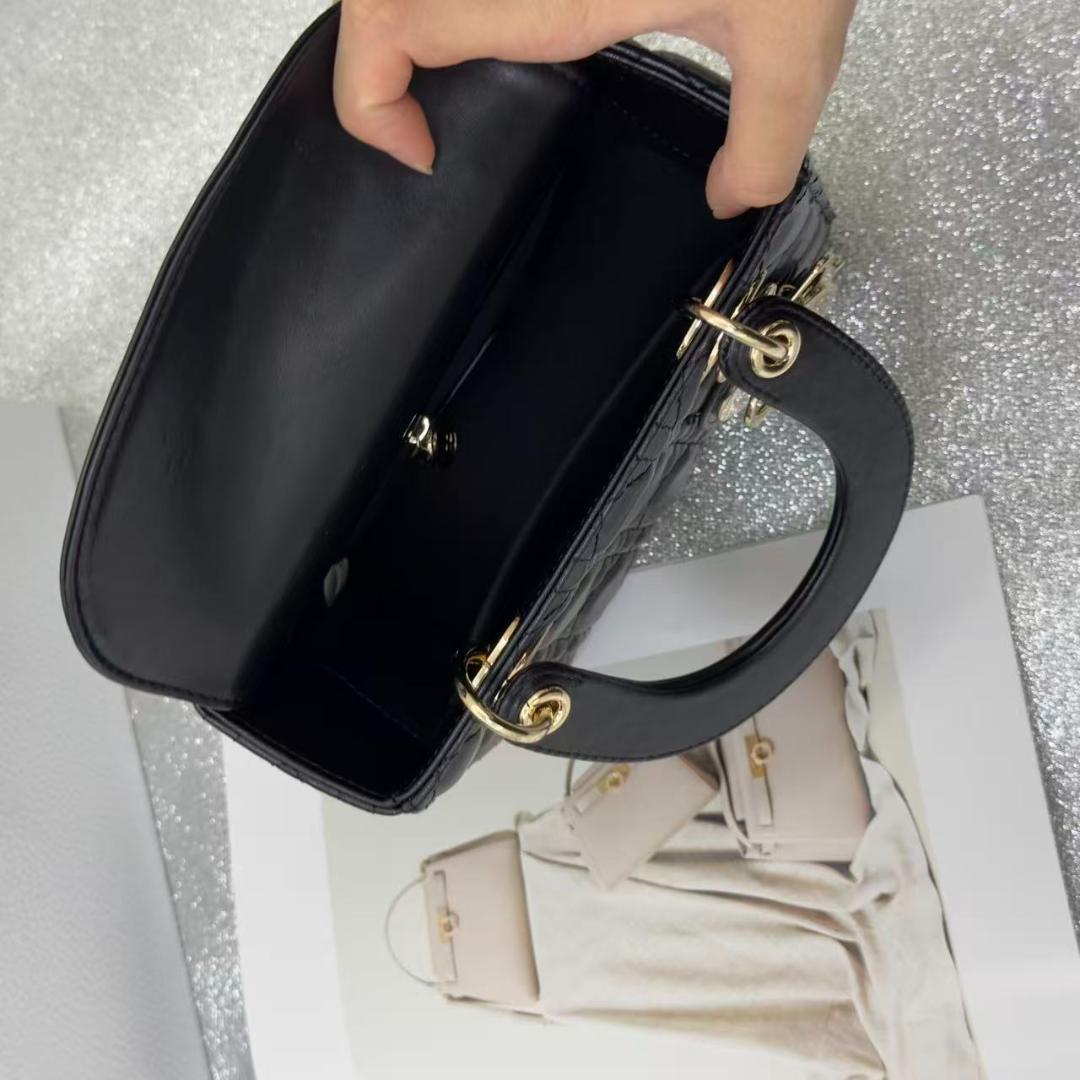 黒いバッグです