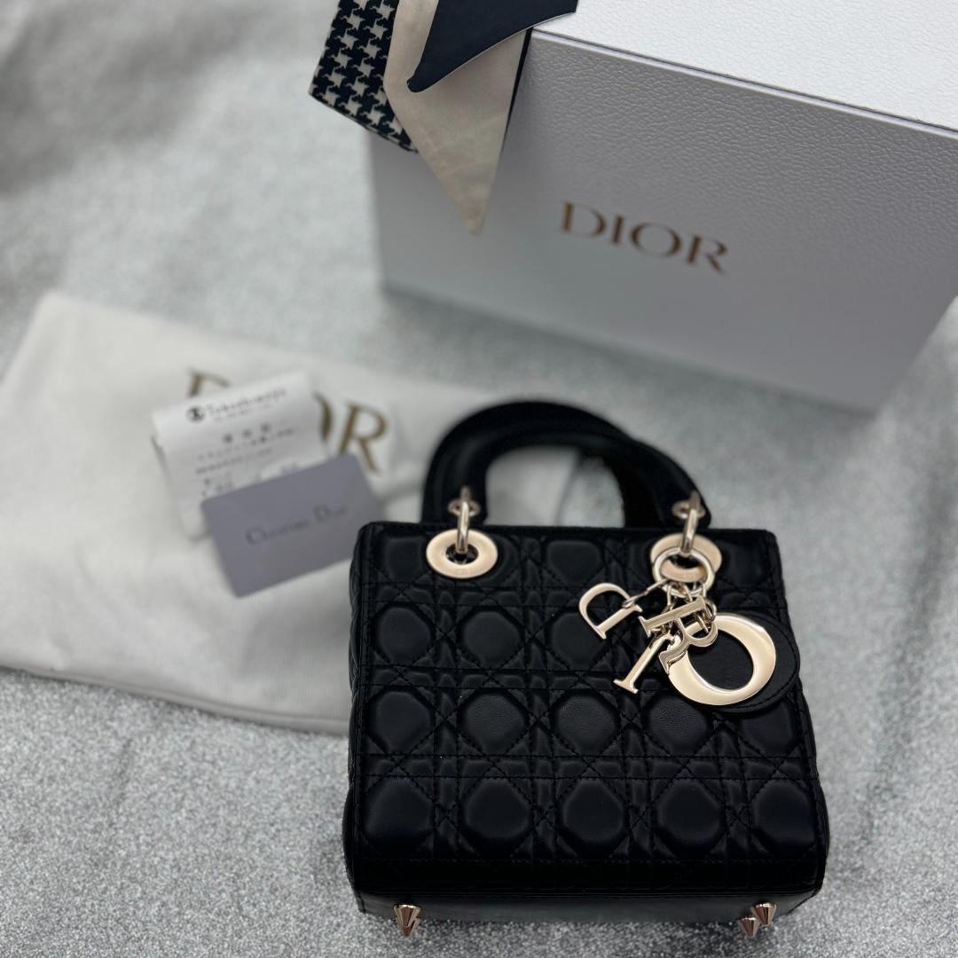 黒いバッグです