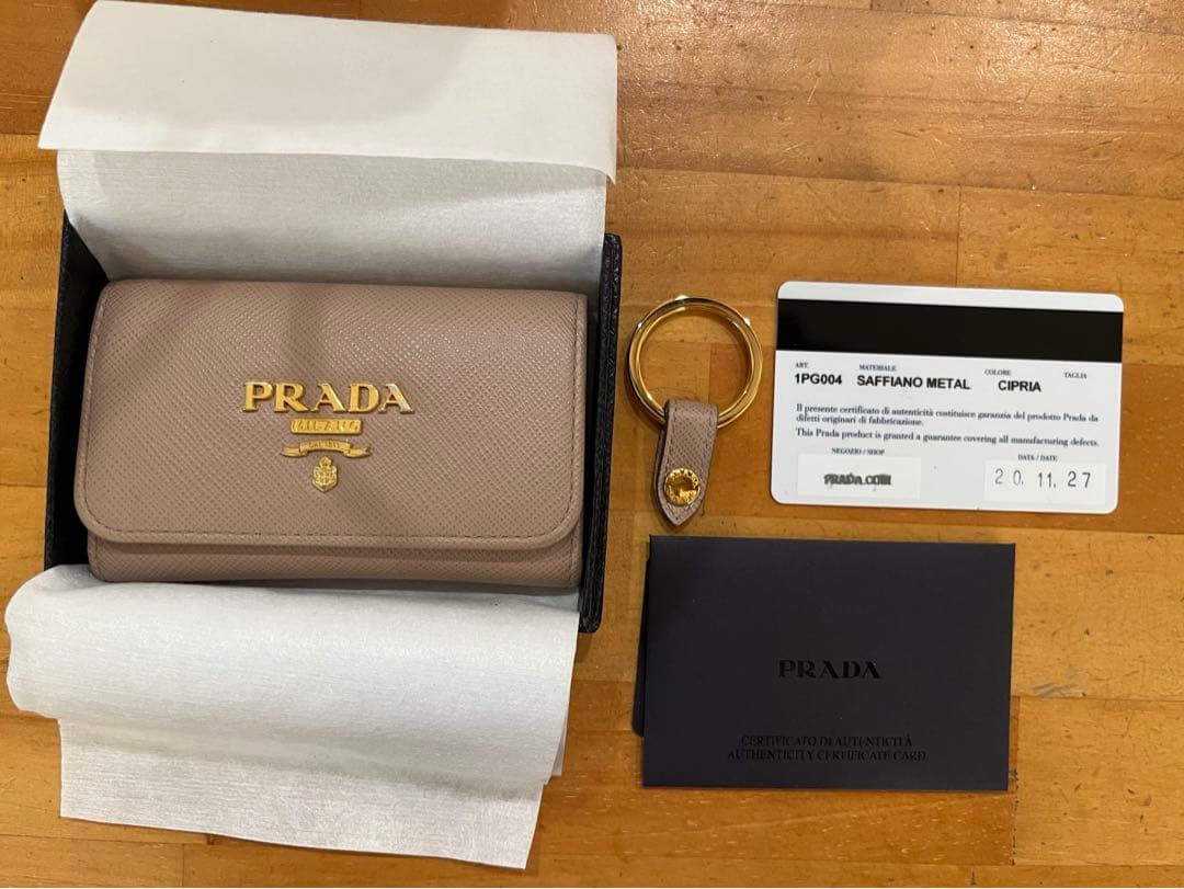 PRADA サフィアーノレザー キーケース ベージュ
