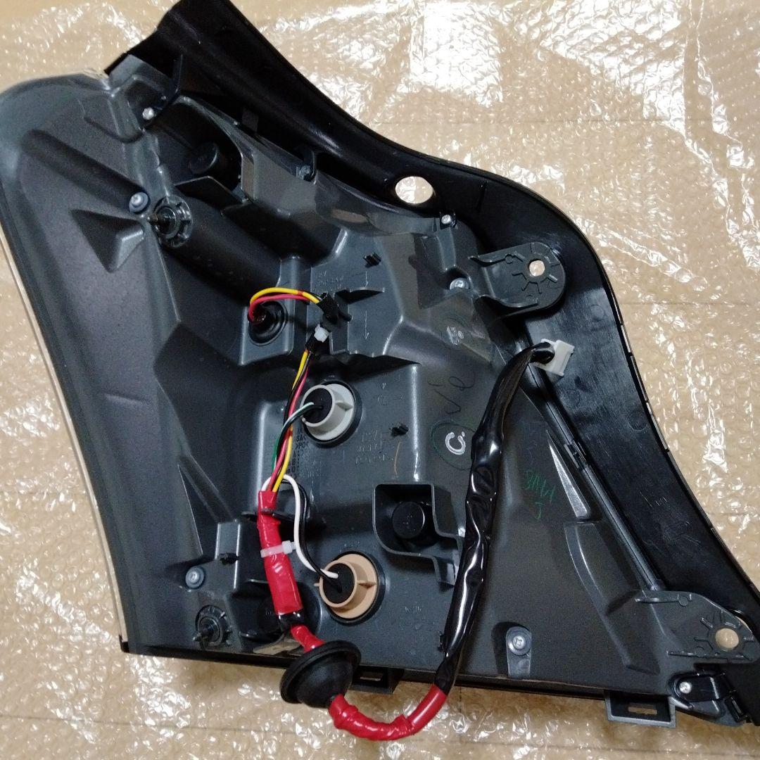 新品同様！トヨタ サイ SAI AZK10 テールレンズ右　KOITO75-12