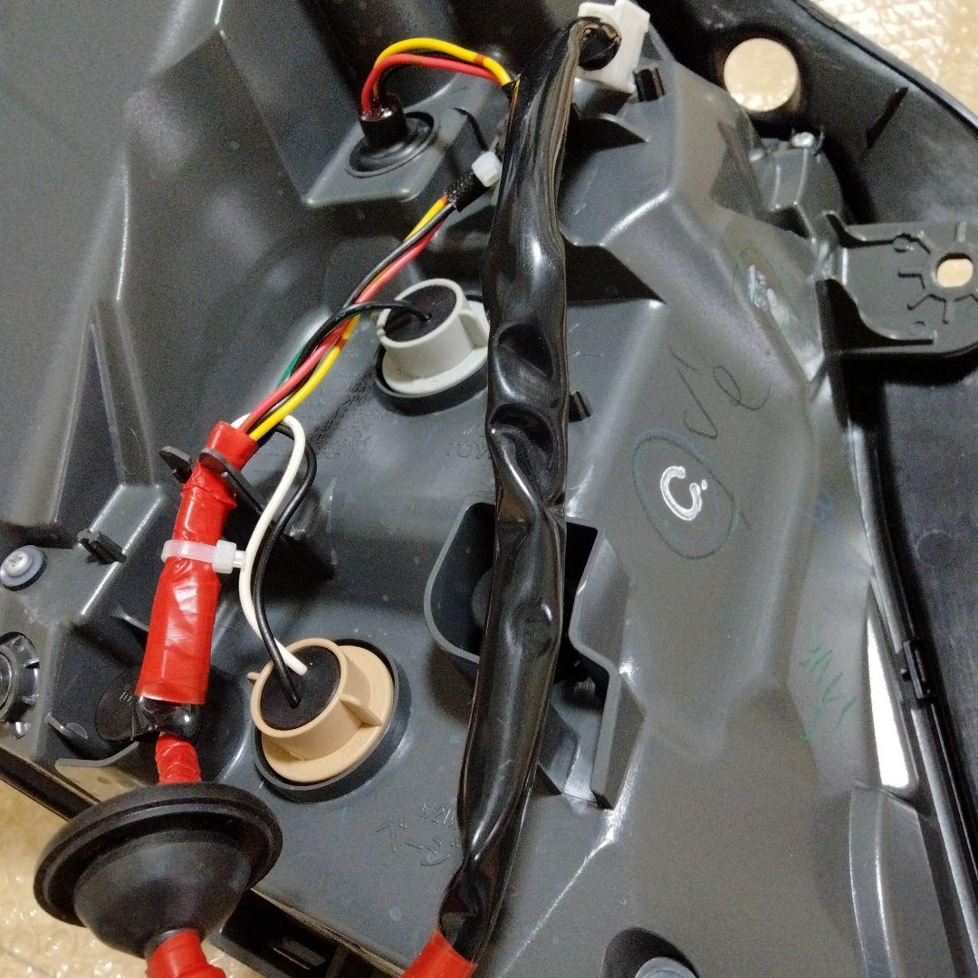 新品同様！トヨタ サイ SAI AZK10 テールレンズ右　KOITO75-12