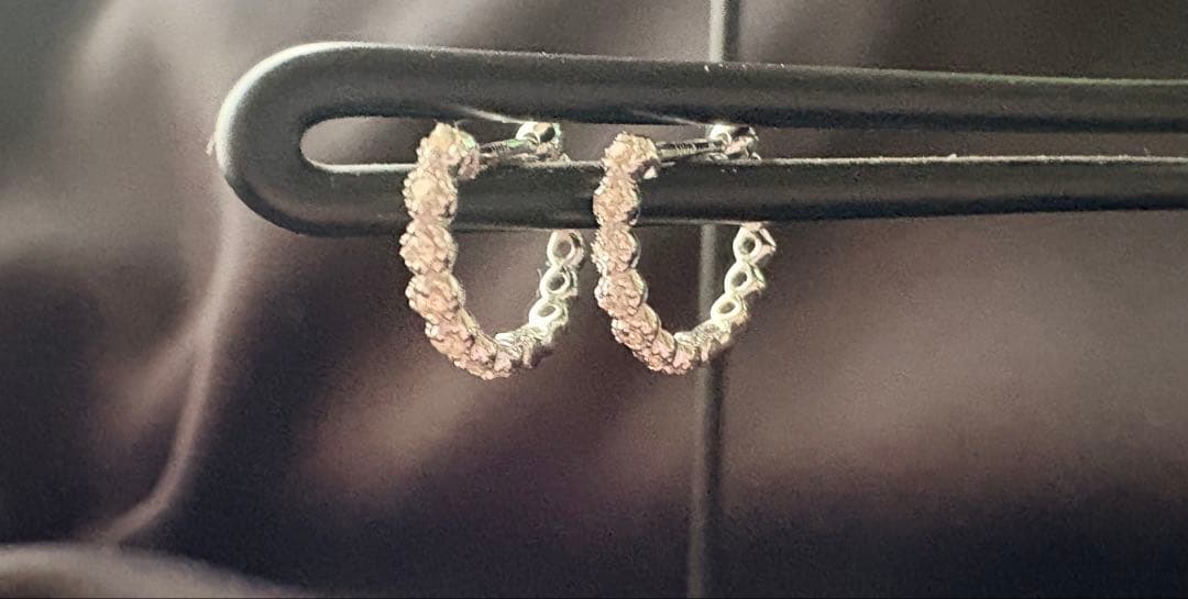 ダイヤモンド　k18WG フープピアス　中折れ式 0.06ct(0.03×2)