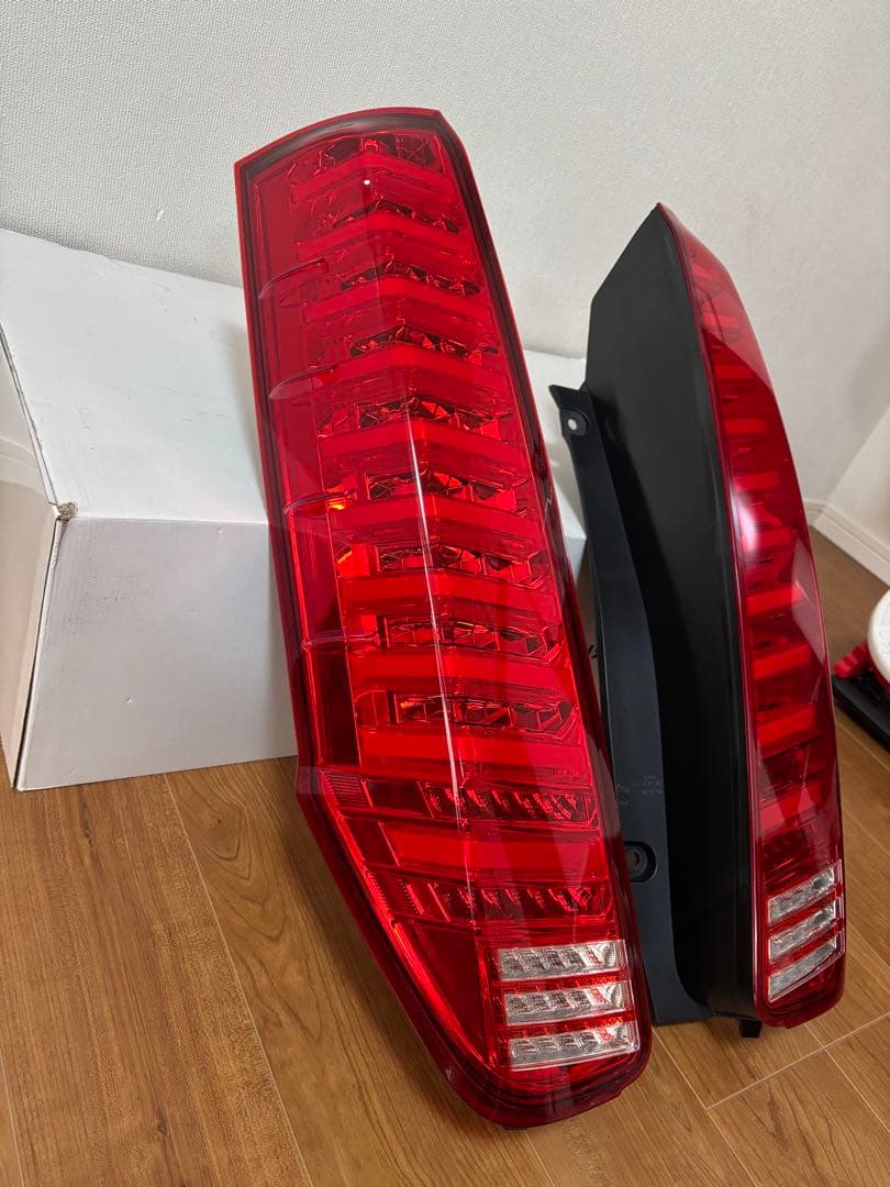 DazzFellows プレミアムLEDテールランプ 80系ノア　ヴォクシー