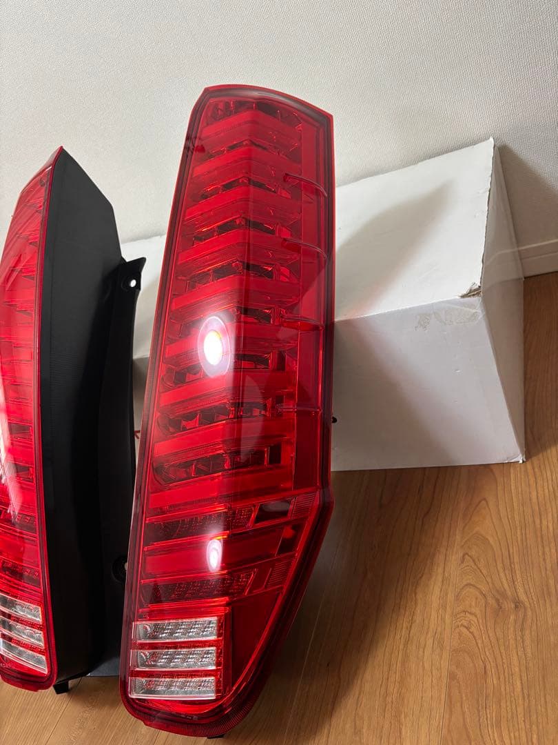 DazzFellows プレミアムLEDテールランプ 80系ノア　ヴォクシー