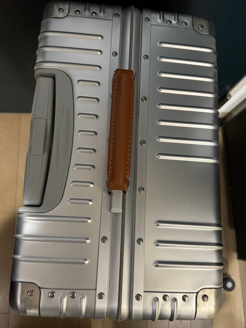 新品未使用　イノベーター　INV5811 70L アルミスーツケース　シルバー