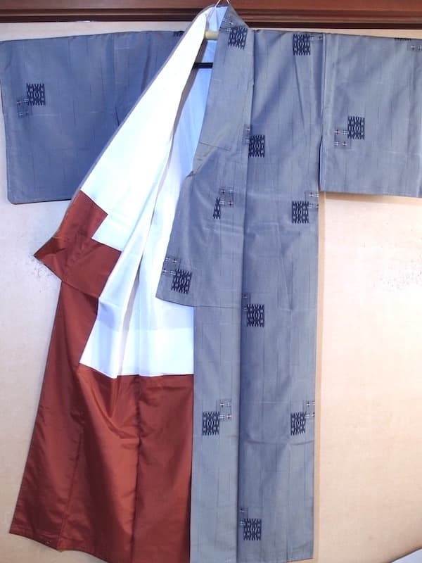 未使用　紬着物（格子に絣文）裄６６　正絹美品