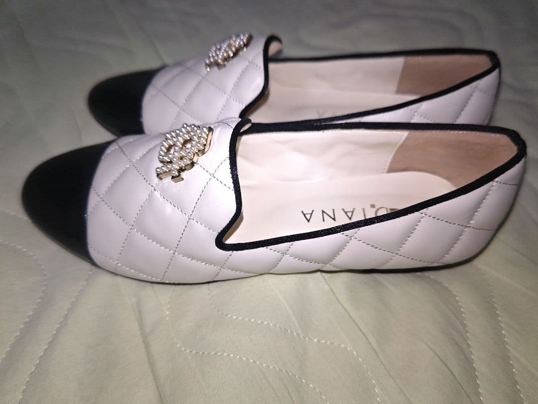 DIANAダイアナ　バニラホワイトキルティングフラットシューズ
