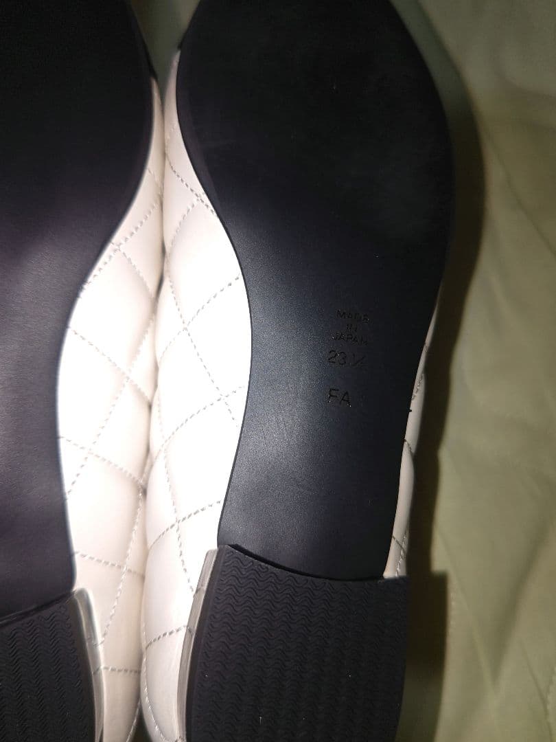 DIANAダイアナ　バニラホワイトキルティングフラットシューズ