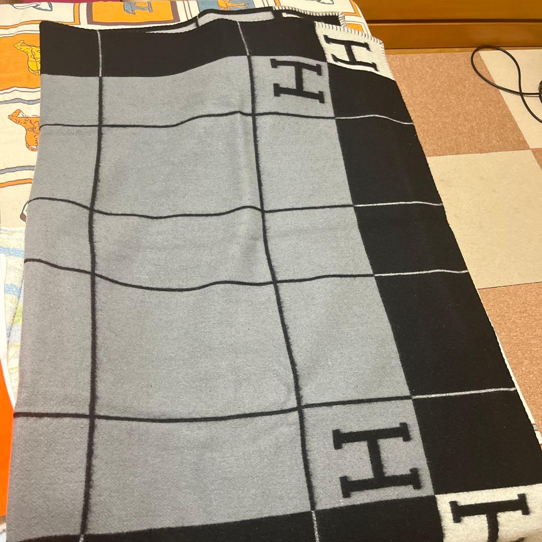 エルメスグレーと黒のチェック柄毛布