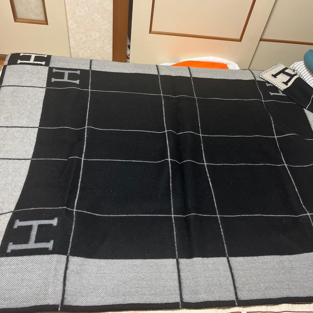 エルメスグレーと黒のチェック柄毛布