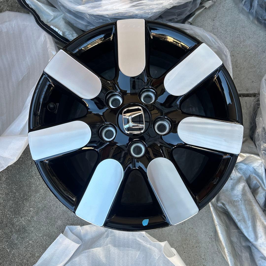 新型フリード15インチ アルミホイール