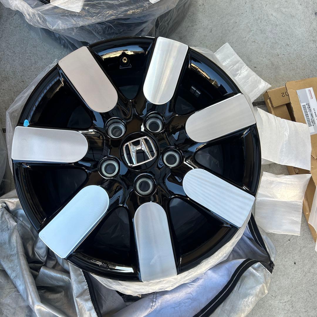 新型フリード15インチ アルミホイール