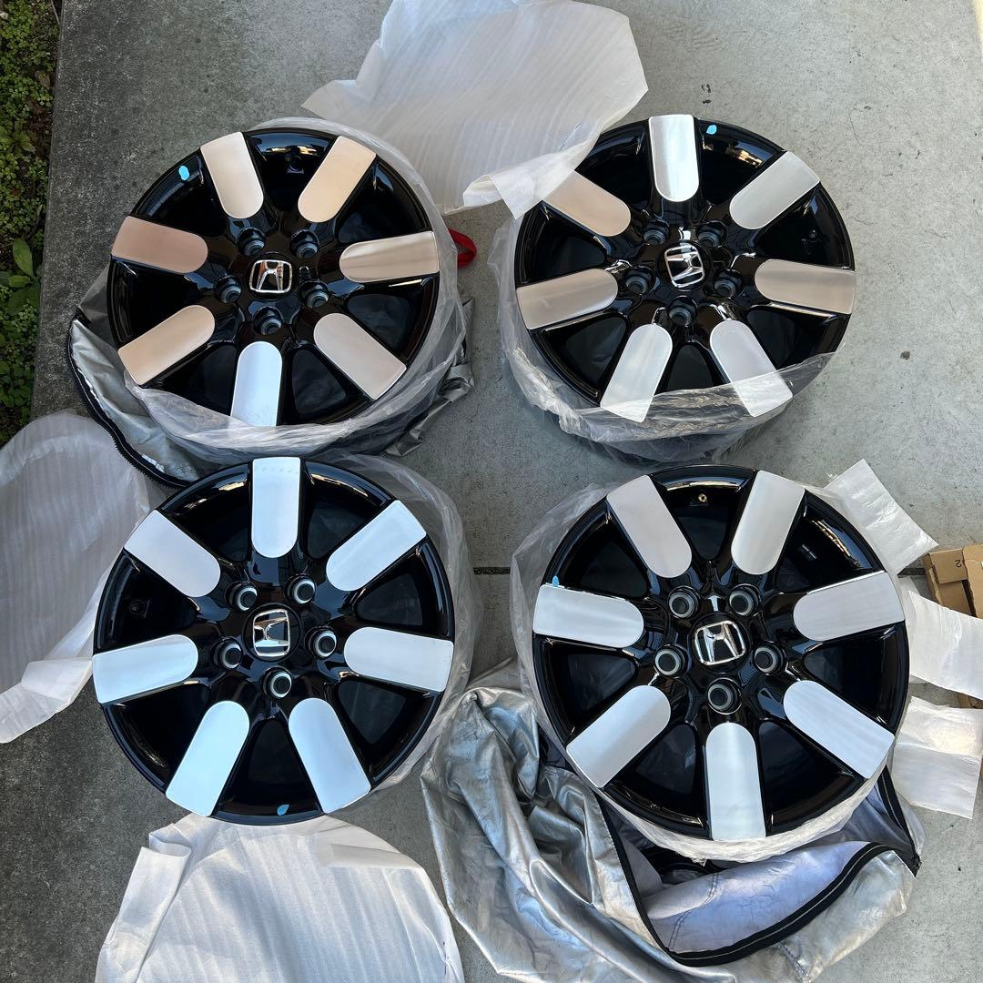 新型フリード15インチ アルミホイール