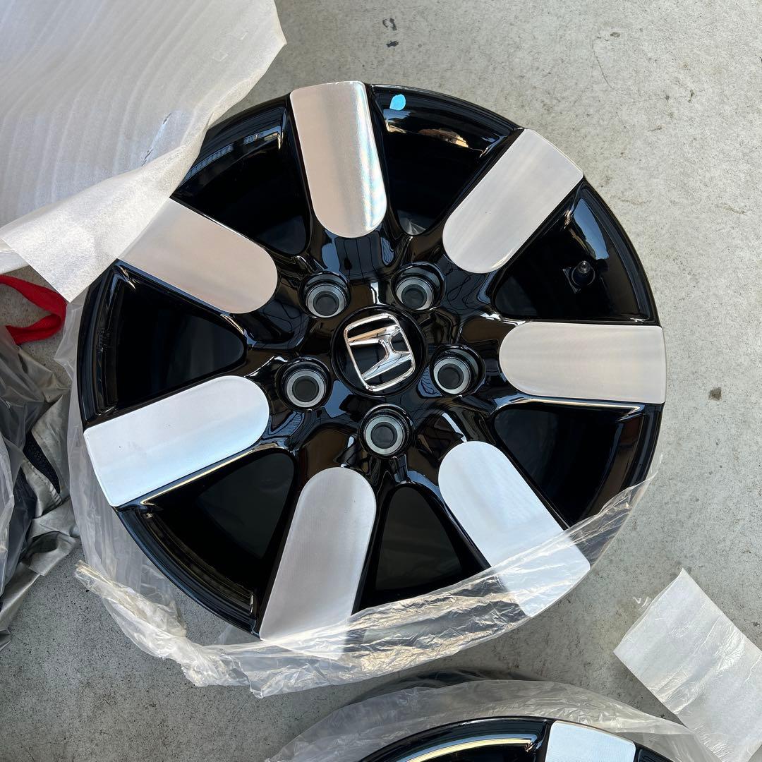 新型フリード15インチ アルミホイール