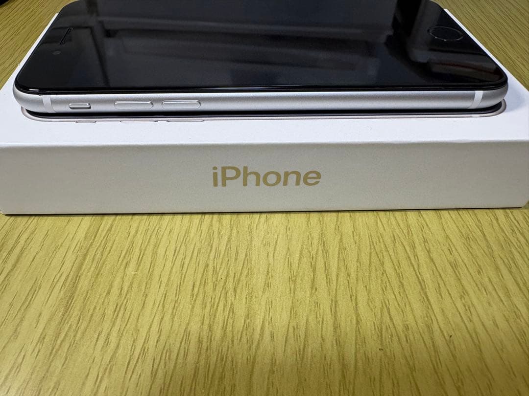 美品iPhone se3 64GB SIMフリー