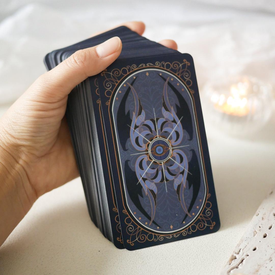 【正規品タロットカード】新作の希少海外インディーズ✨神秘を映し出す幻想美のデッキ