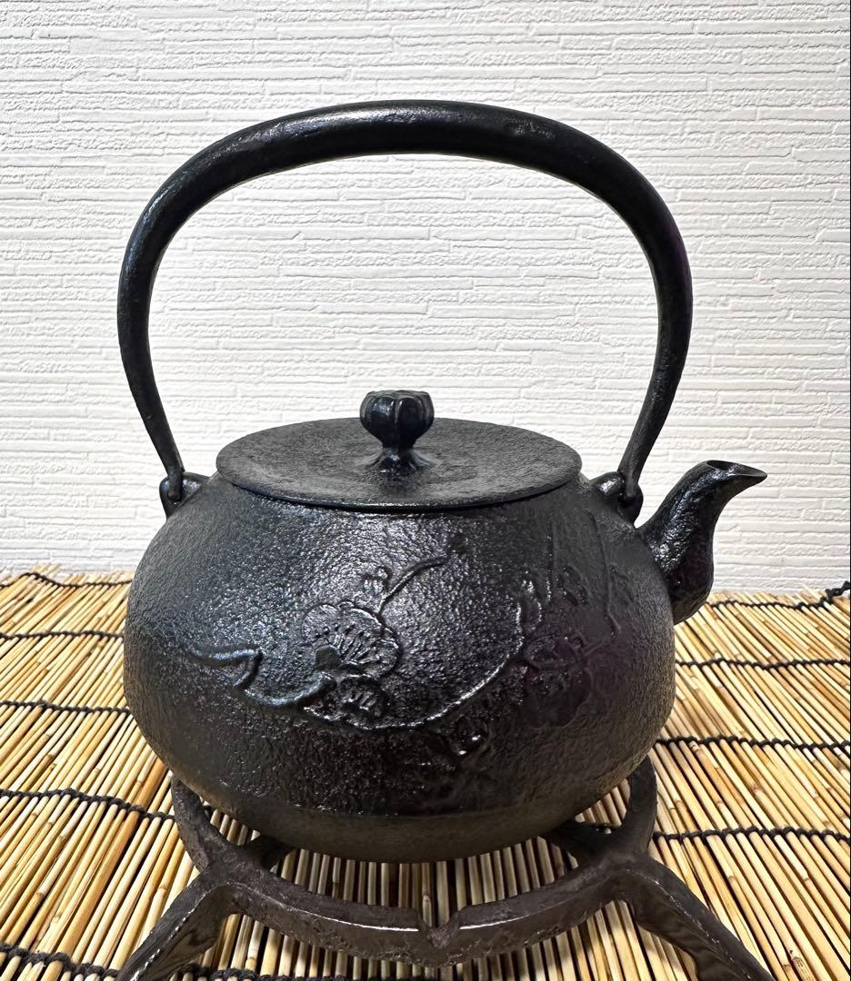 未使用品　南部虎山工房造　１０型梅文様　南部鉄瓶　Mona mama様　売約済み