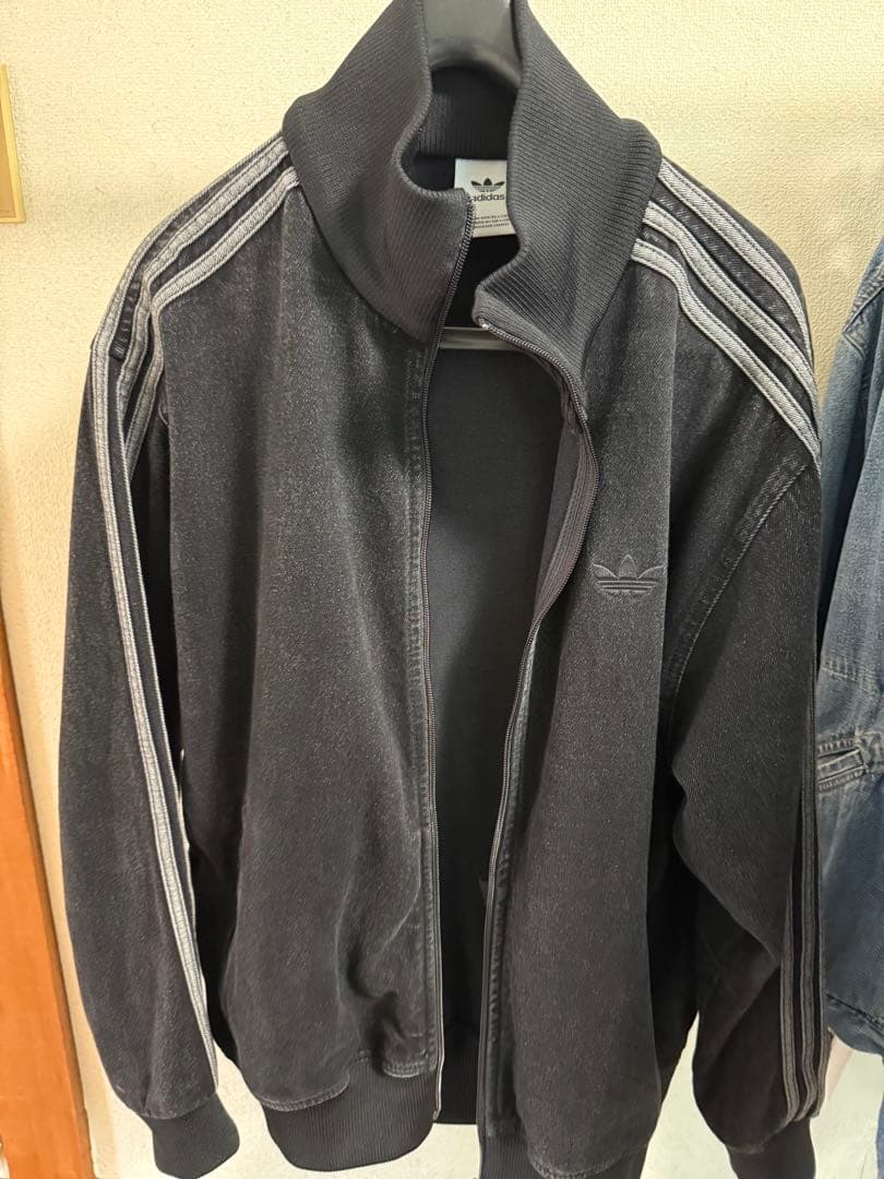 adidas ブラック ジップアップジャケット