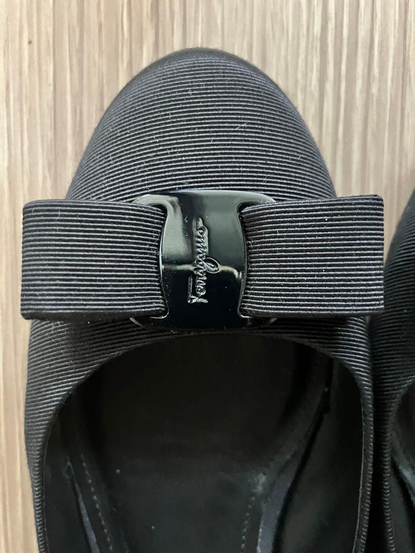 FELLAGAMO VARINAブラックリボンフラットシューズ