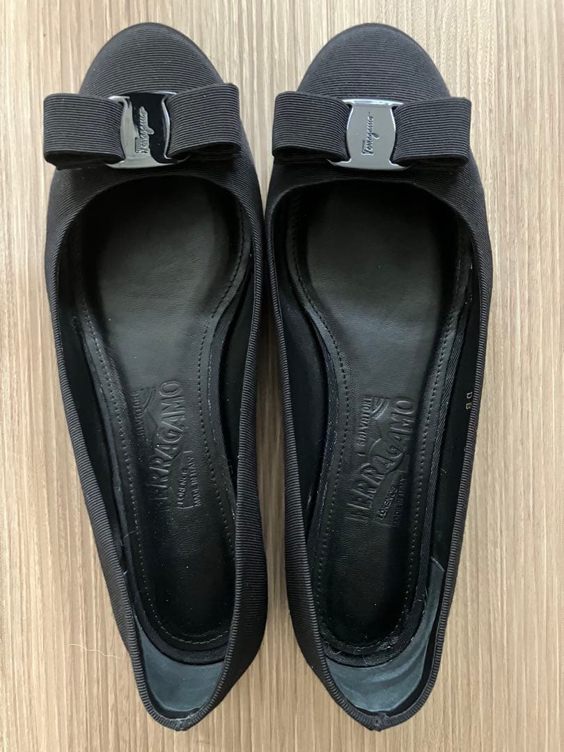 FELLAGAMO VARINAブラックリボンフラットシューズ