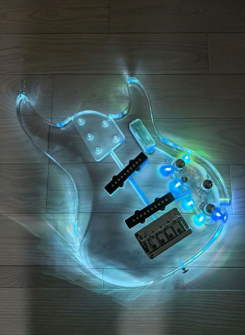 希少　光るエレキベース　アクリル製　LED搭載　ボディのみ　5弦　ステージ映え