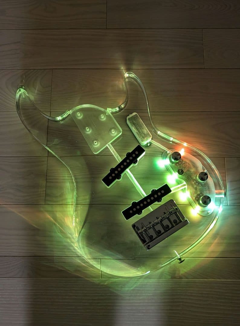 希少　光るエレキベース　アクリル製　LED搭載　ボディのみ　5弦　ステージ映え