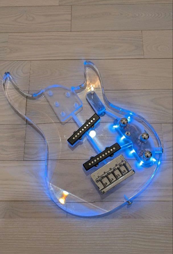 希少　光るエレキベース　アクリル製　LED搭載　ボディのみ　5弦　ステージ映え