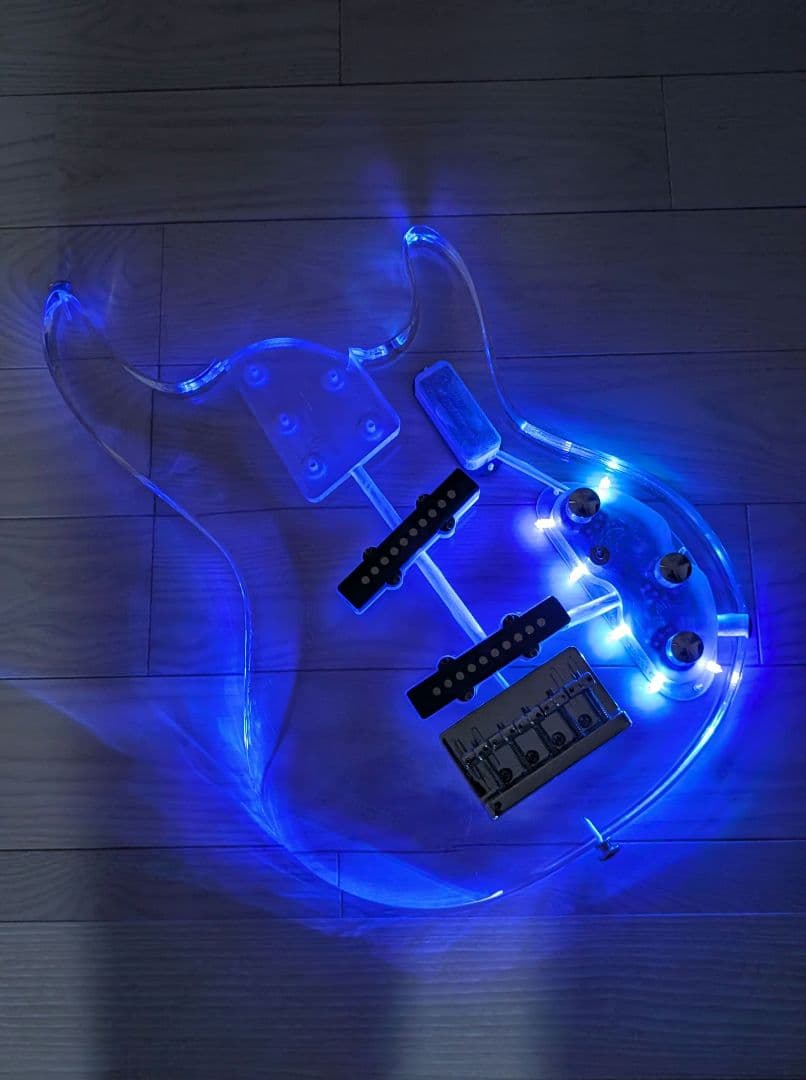 希少　光るエレキベース　アクリル製　LED搭載　ボディのみ　5弦　ステージ映え