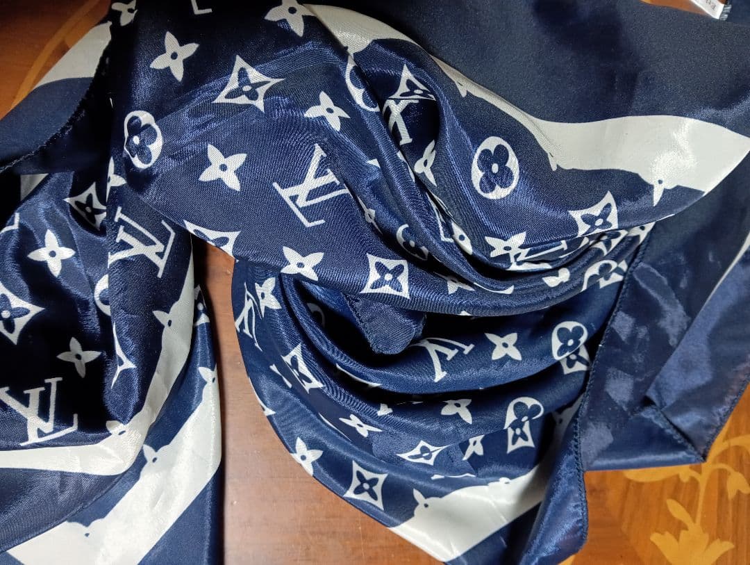 ✦ルイヴィトン・Scarf・ □大✦SILK．25日更にお値引❥ ★ヒロ様が確認