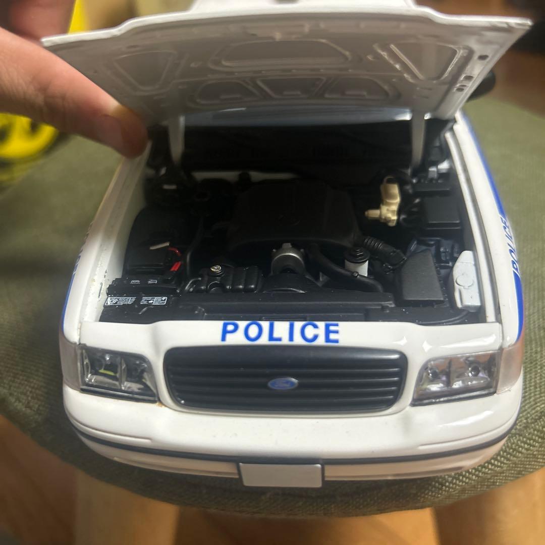 1/18スケール　オートアート　Ford Crown Victoria