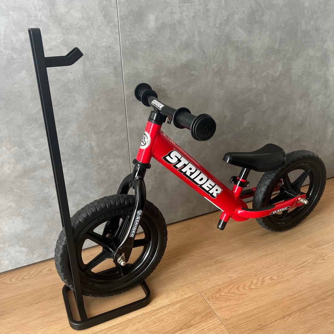 ストライダー　12インチ レッド　スタンド付き
