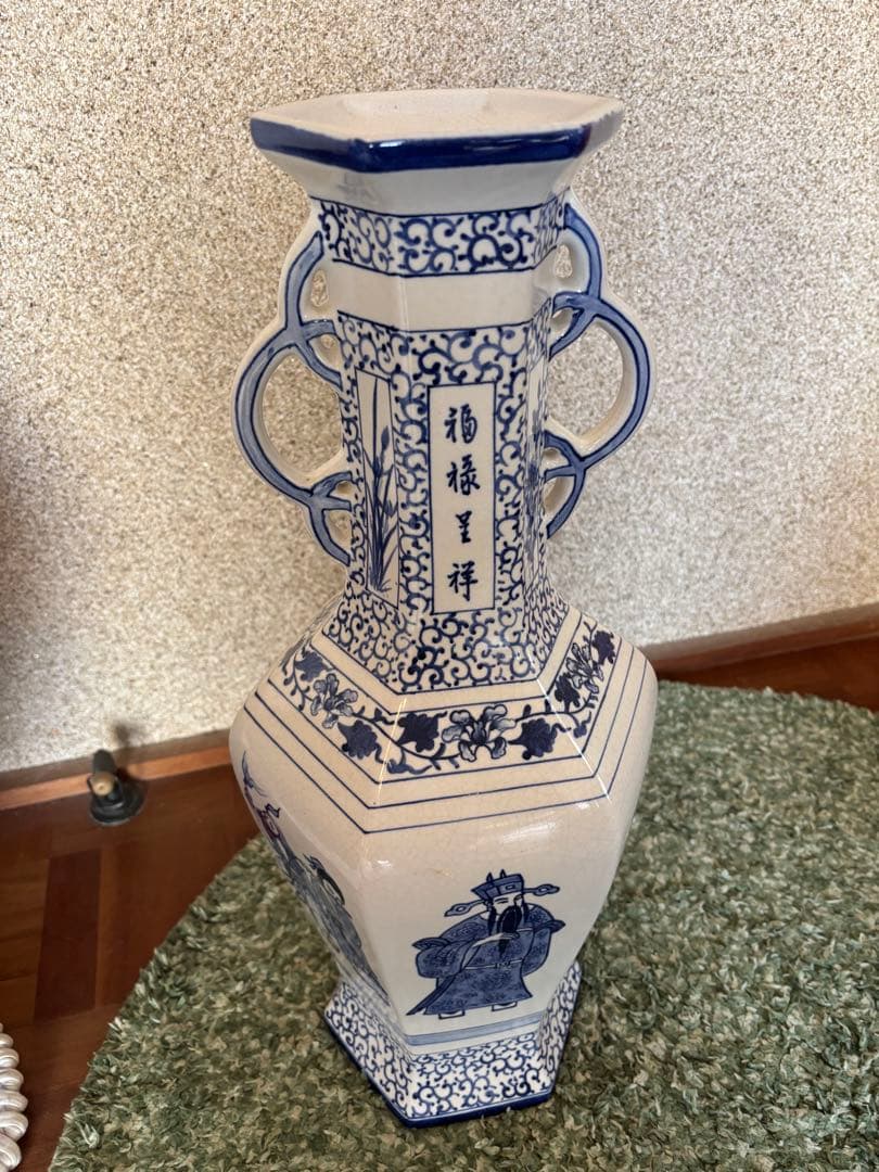 中国壺花瓶　六角双耳染付人物文花生け 骨董品アンティーク