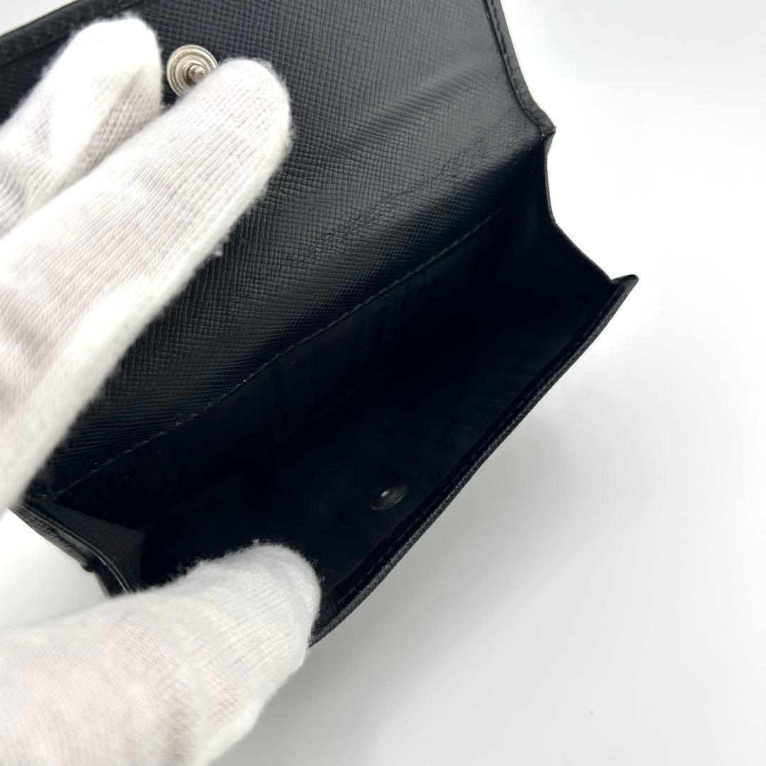 ✨極上美品✨　プラダ　二つ折り　三角プレート　サフィアーノ　Wホック　ブラック