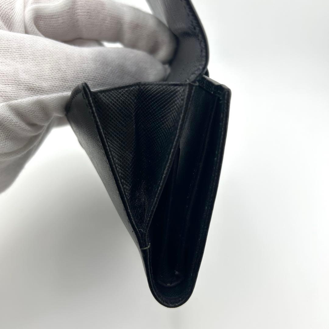 ✨極上美品✨　プラダ　二つ折り　三角プレート　サフィアーノ　Wホック　ブラック