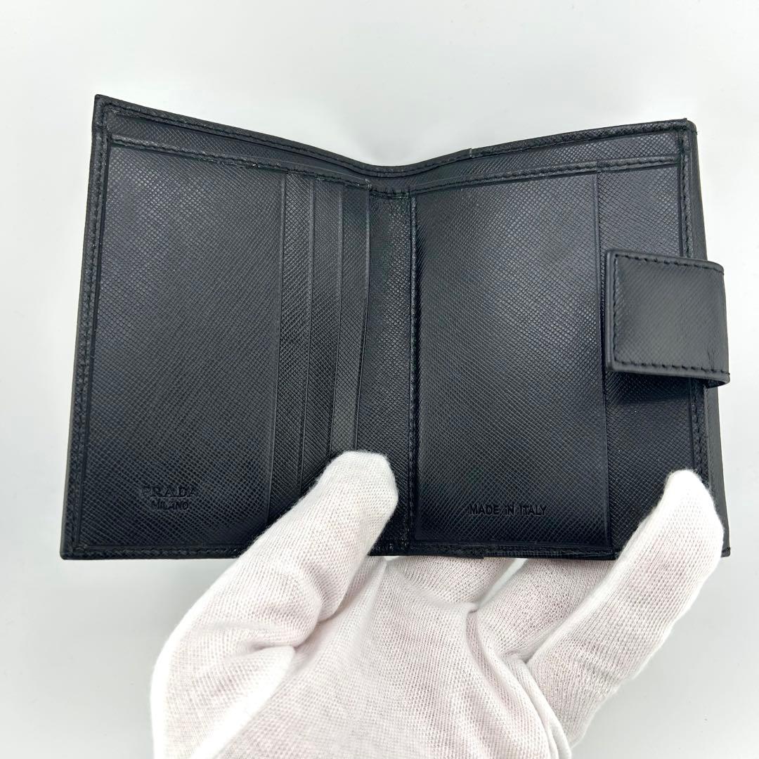✨極上美品✨　プラダ　二つ折り　三角プレート　サフィアーノ　Wホック　ブラック