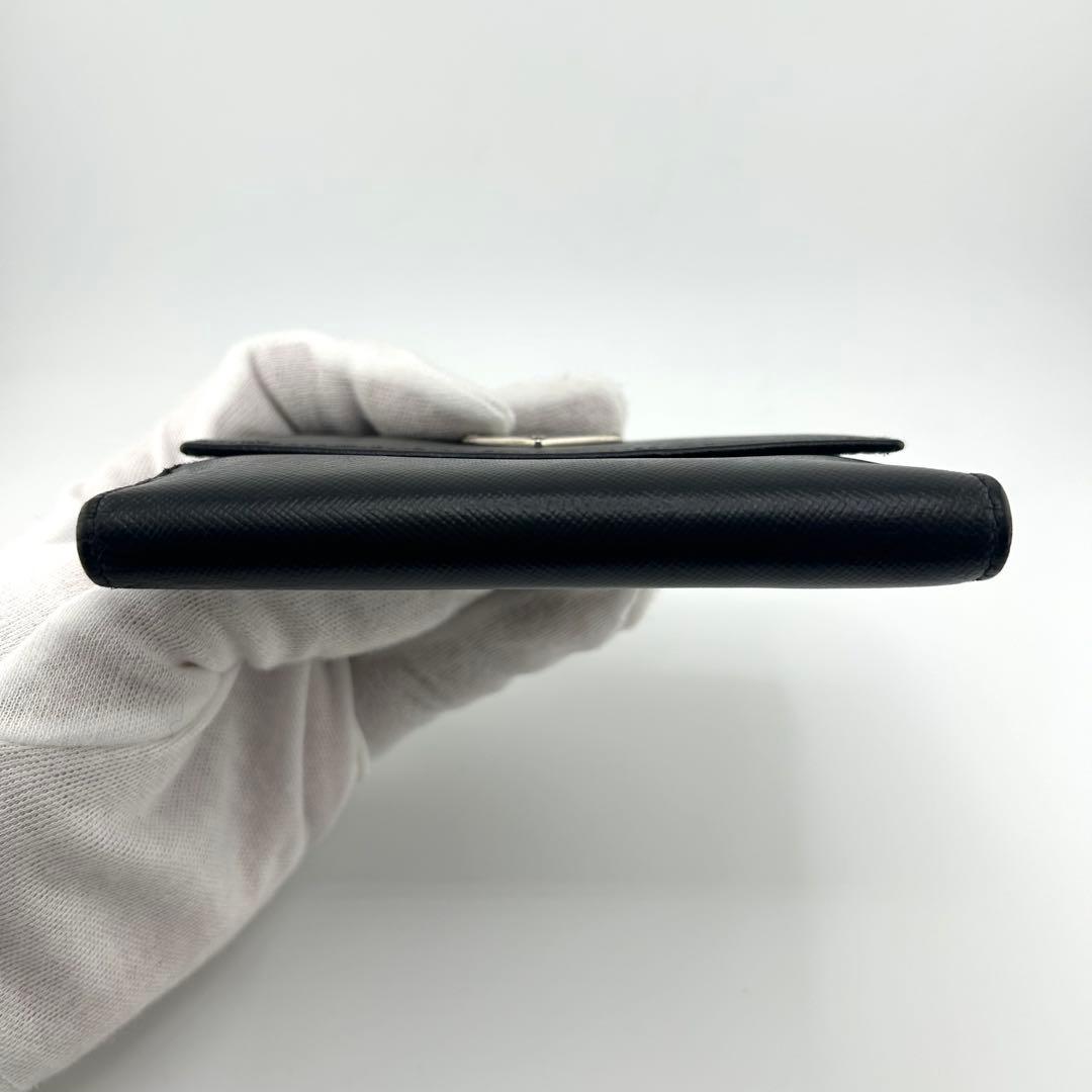 ✨極上美品✨　プラダ　二つ折り　三角プレート　サフィアーノ　Wホック　ブラック