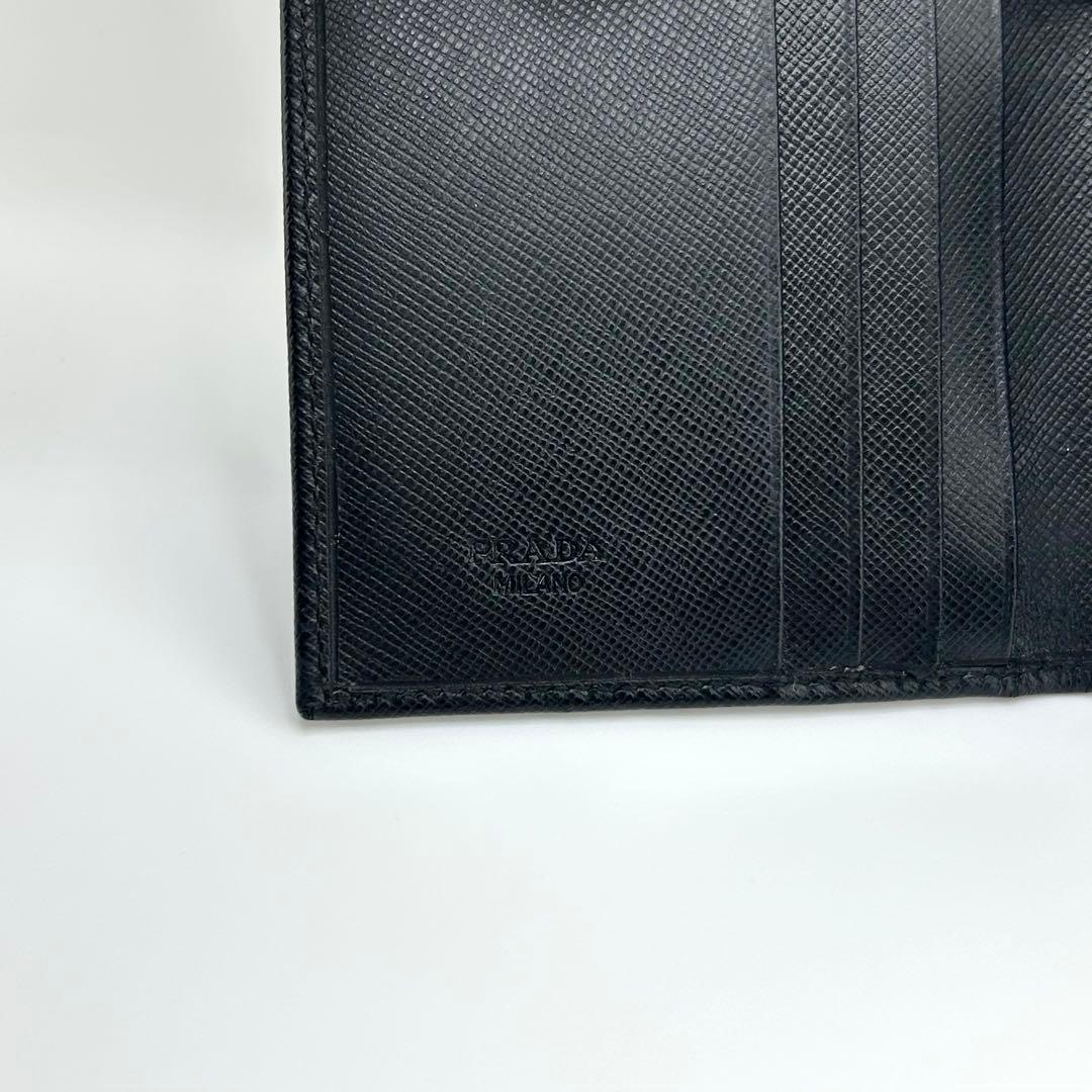 ✨極上美品✨　プラダ　二つ折り　三角プレート　サフィアーノ　Wホック　ブラック