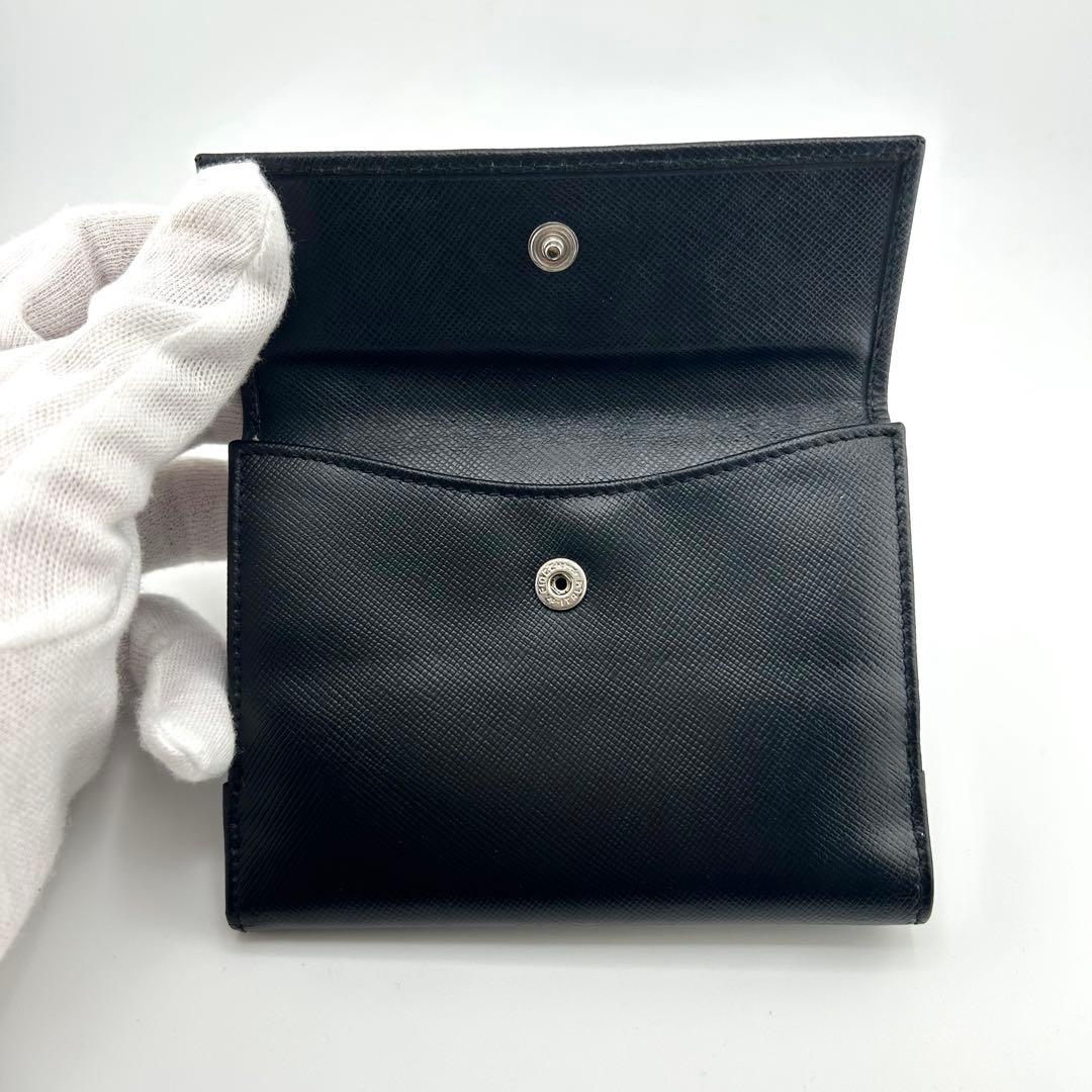 ✨極上美品✨　プラダ　二つ折り　三角プレート　サフィアーノ　Wホック　ブラック