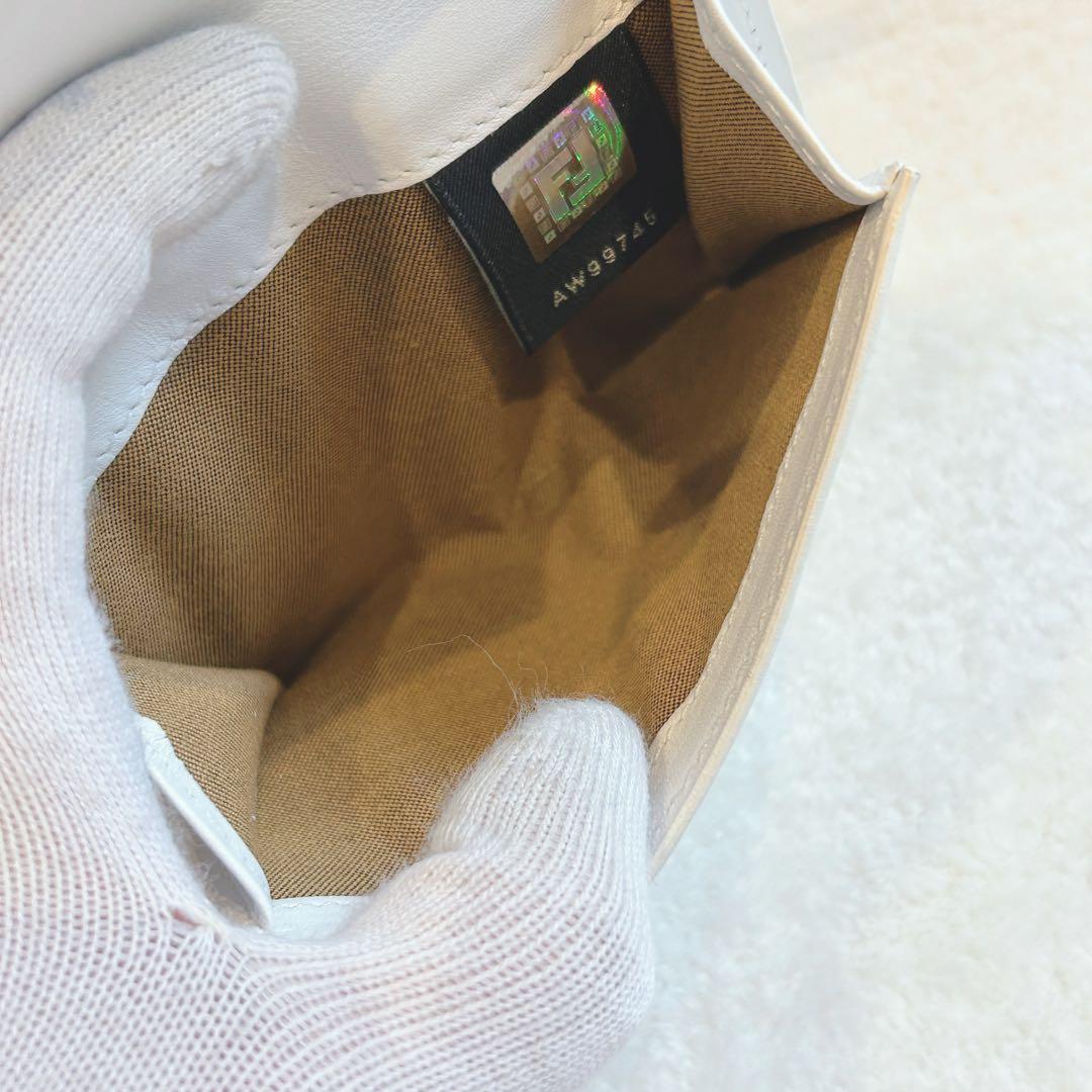 FENDI FFロゴ 型押し エナメル 二つ折り財布 アイボリー 正規品