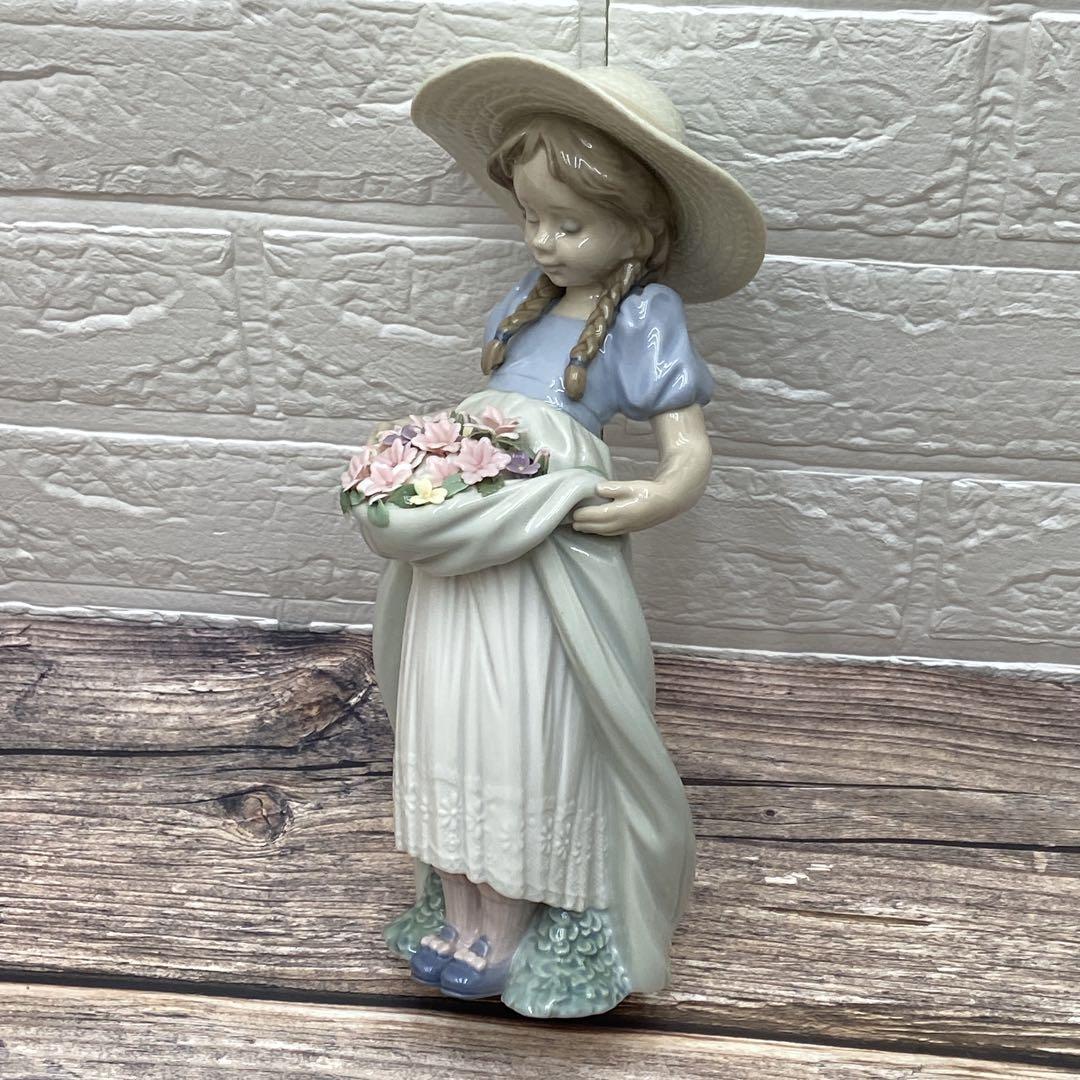LLADRO リヤドロ　たくさん摘めたよ！　6756 フィギュリン